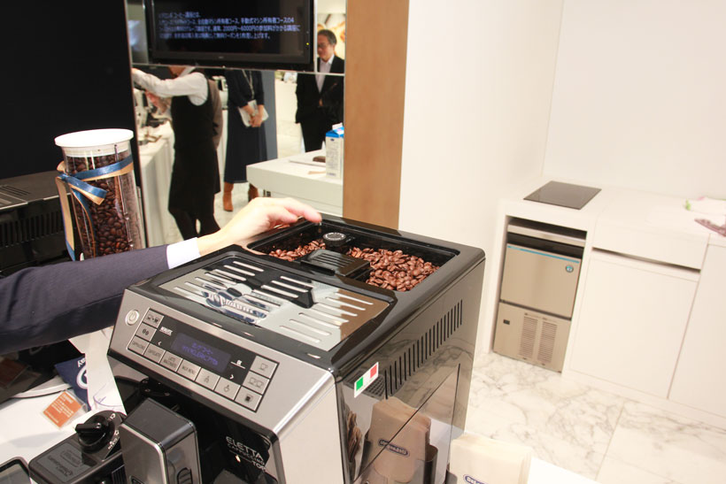 ↑豆ホッパーが大容量化、レギュラーコーヒーならば約45杯分が一度にセットできるのでオフィスやシェアハウスなどにも最適