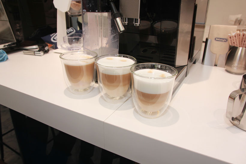 ↑右からカプチーノ、フラットホワイト、カフェラテ。フラットホワイトはオーストラリアやニュージランドでよく飲まれているメニュー