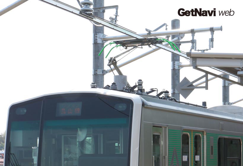 ↑終点の烏山駅にはACCUM専用の充電設備が設けられ、パンタグラフをあげ蓄電池への充電を行う