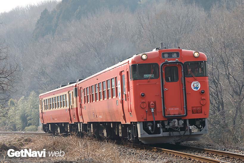 ↑エンジン音を響かせ急坂に挑むキハ40形。朱色1色の車両は首都圏色、タラコ色とも呼ばれ親しまれる