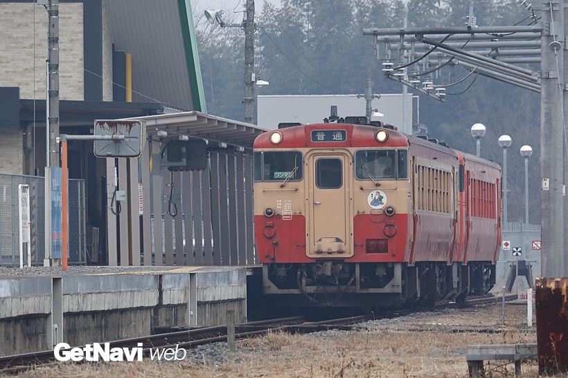 ↑終点の烏山駅に停車するキハ40形。列車は本数が少なめ、時刻表を確認しつつ列車旅を楽しみたい