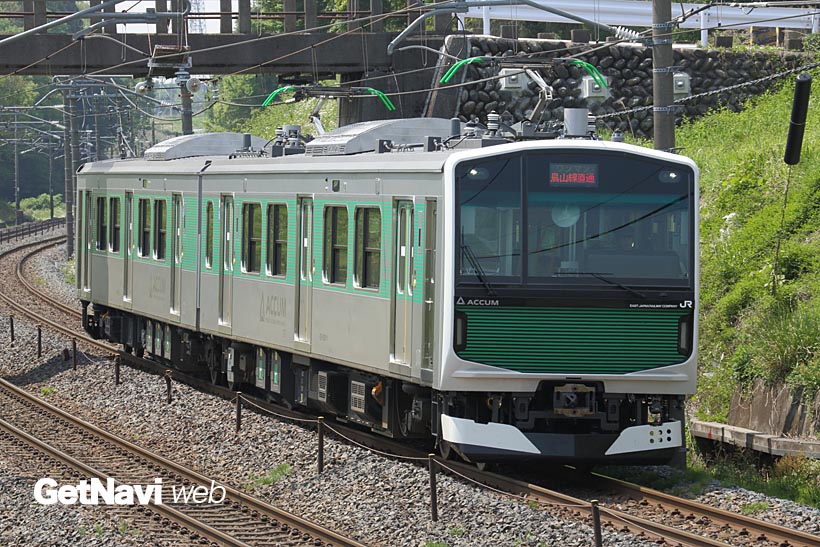↑電化された東北本線ではパンタグラフをあげ、蓄電池への充電を続けながら走る