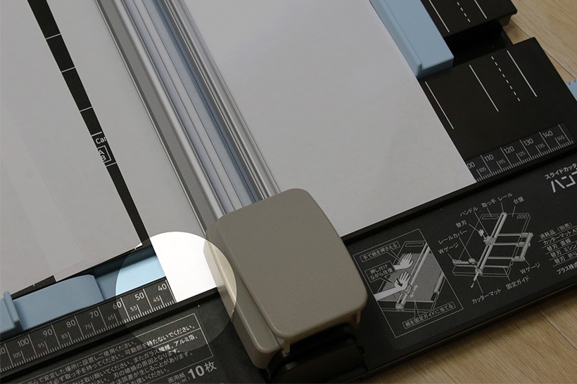 ↑写真は40mmのメモリに合わせてカット。紙はゲージで押さえているので、ズレずにサクサクと作業が進む