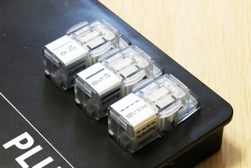 ↑台には予備カッターを入れておくスロットもついている。ただし、「切る」以外のカッターは別売となっている(1つ540円)