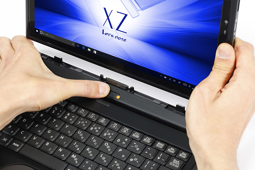 ↑キーボード面上部にリリースボタンを装備。スライドさせてタブレット部を分離する