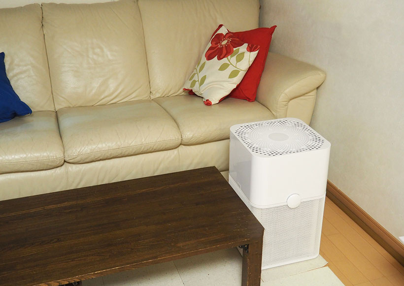 ↑本体サイズは少々大き目だが、本体デザインがシンプルで家電ぽくないため、圧迫感はあまりありません。また適応床面積が47畳(Particleフィルターモデル)と広めのリビングにも十分なパワー