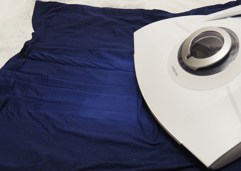 ↑ぬらした青いTシャツに「ドライエアブロー」を使用。ゆっくりとヘッドを動かしたところ、Tシャツ中央部分が乾燥して明るい色に変化しているのがわかります