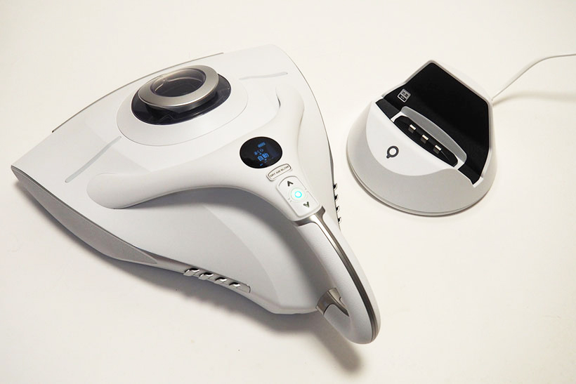 ↑スタイリッシュなデザインのレイコップ RX(左)と専用充電台(右)。本体サイズは幅353.5×奥行き440.2×高さ166.3mm、質量は2.95kg