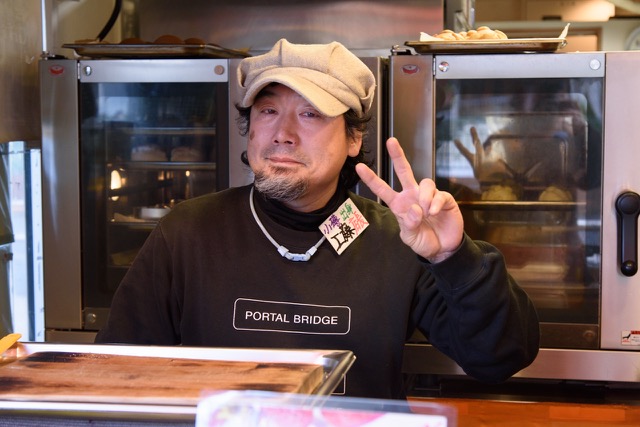 ↑とても明るい店長の工藤さん。プロのミュージシャンでもあるそう