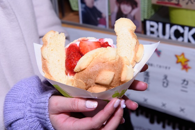 ↑静岡県産のいちご「紅ほっぺ苺一会」を使用したメロンパンアイス(550円)。4月30日までの期間限定で1日15食限定