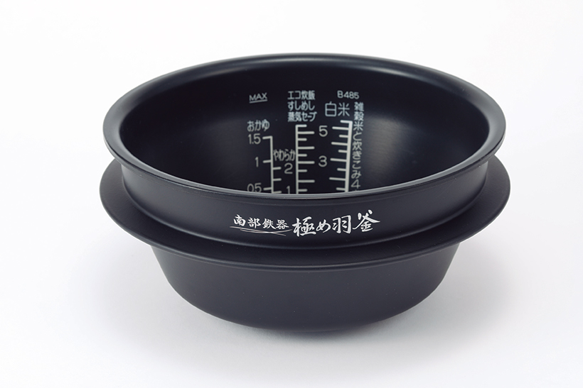 ↑厚さ1.7㎜の南部鉄器釜を採用。内釜は3年保証付き。浅めの形状で、炊飯器本体も底面積は大きくなっている