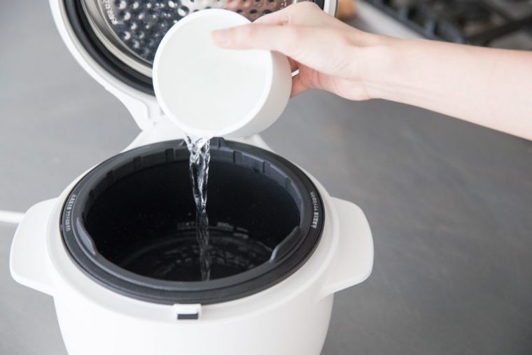 ↑炊飯時には、外釜に200mlの水をセットします。この水が蒸気となり、ごはんを包み込んで炊く仕組みです