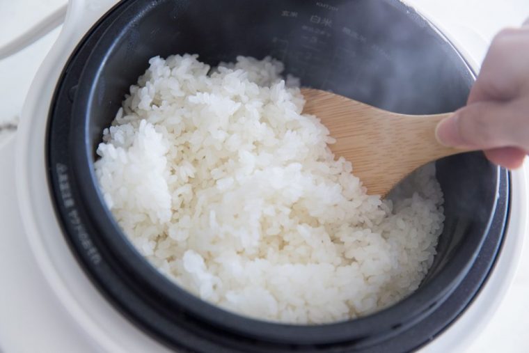 ↑炊き上がったごはんは粒立ちがよく、べたつき感はなし。しゃもじを入れると、サックリと混ぜられました