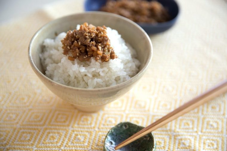 ↑ごはんの上にたけのこの肉味噌をのせていただく。ごはんがあっさりしているからこそ、ちょっと濃い目のごはんの友との相性が良さそう