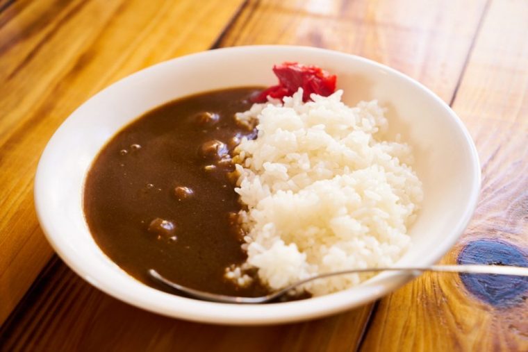 ↑ランチタイム限定の、牛すじカレー(麺メニュープラス¥100)。数種の香辛料をブレンドしたほどよくスパイシーなテイストは、メインのラーメンの味を打ち消すことなく、適度にスープの濃厚さをリセットしてくれます