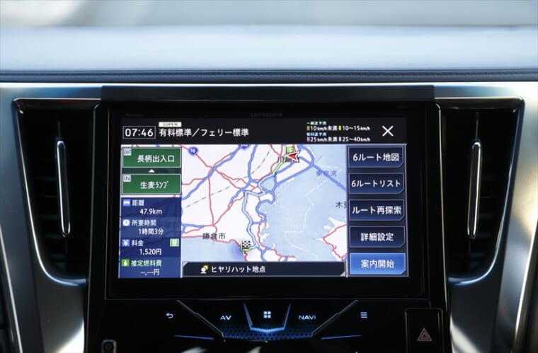 ↑カーナビ本体の交通データだけでなく交通情報が蓄積された専用サーバーを使うことで、より現実に即したルート最大6つを提示。例えば、目的地最寄りの高速出口付近が混んでいる場合、1つ先のインターチェンジまで通り越すルートも探す。ドライバーは自分の都合に合ったルートを選べばOKという最新機能で、画面左上には「SUPER」の文字が出る