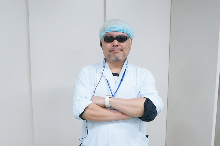 ↑工場に入る際には防塵服に着替えます。神聖な工場内にこんな風貌の輩が入るのは気が引けますが……