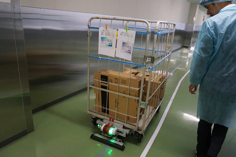 ↑構内は自走ロボットが部品を運んでいました。ちなみに運行を周囲に報せるために音楽を鳴らしています