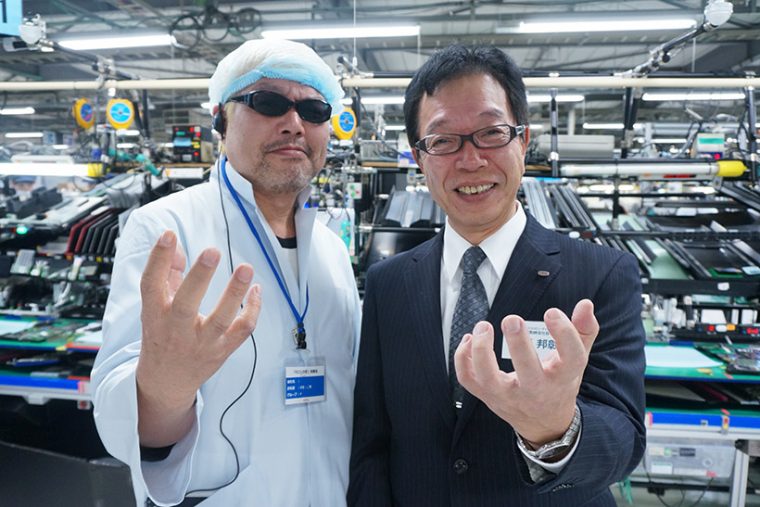 ↑最後は齊藤社長に2ショットをお願いしてキメポーズ。こんな気さくなトップがいる会社はこれからも我々を驚かしてくれることでしょう!