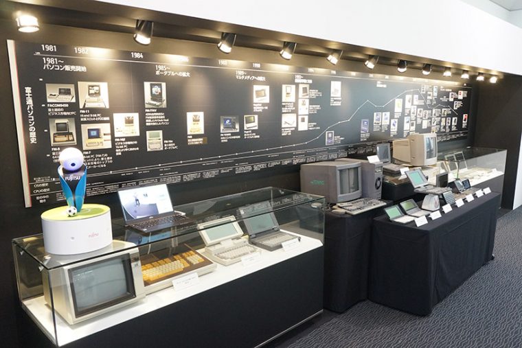 ↑歴代の富士通パソコンがズラリと展示