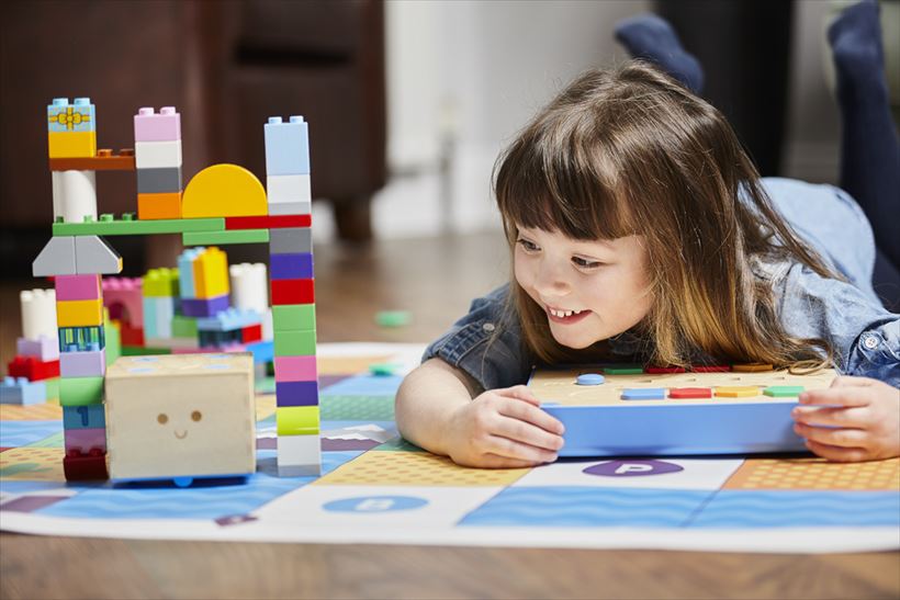 【インタビュー】３歳児でもプログラミングを学べる玩具「Cubetto キュベット」の生みの親フィリッポ・ヤコブ