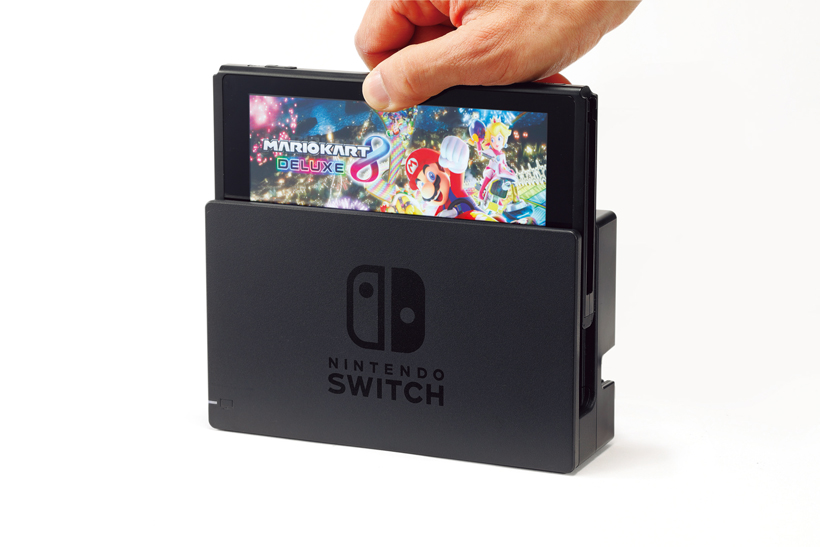 ↑ドックから引き抜くと、瞬時に本体の液晶が点灯。ゲーム画面がテレビから本体に移行する