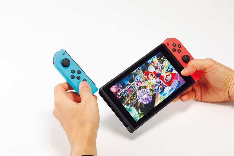↑Joy-Conをグリップから外して本体に装着。本体装着時はレールにはめて下へスライドするだけと簡単だ