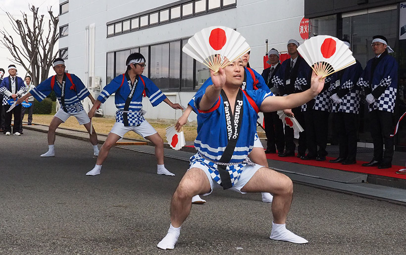 ↑肌寒いなか、有志による鯉の滝登りの演目が披露されました。まさに伝統芸能!という感じ