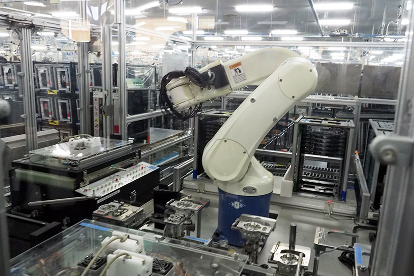 ↑こちらは片腕のロボット。基板を取り出して、通電させる装置に取り付けて、検査を行う