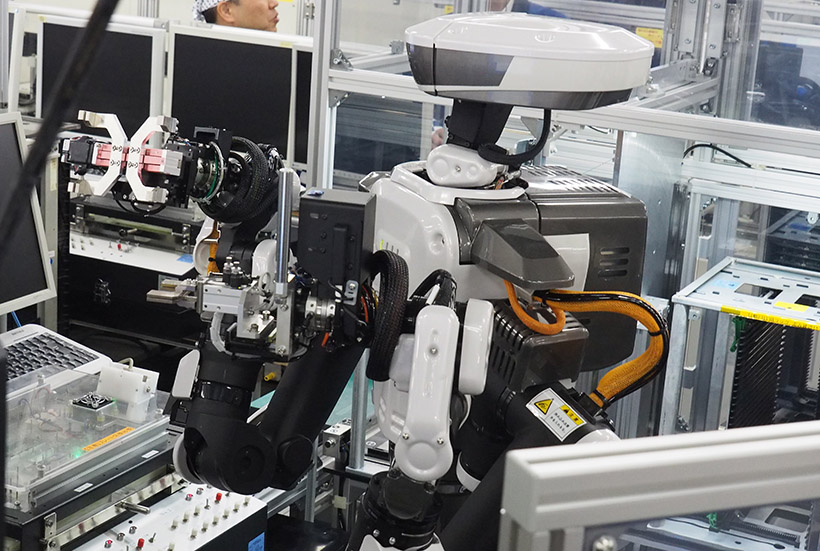 ↑こちらはXZ6 シリーズから採用された双腕ロボット。片腕ずつ部品を取り扱い、頭のカメラでチェックしている