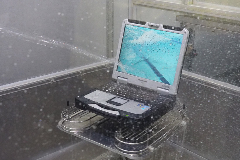 ↑タフブックなどに使う耐水試験もここで実施。ホースで直接当てる試験を行っています
