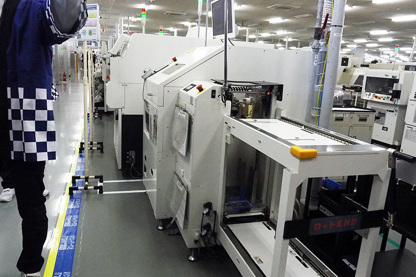 ↑基板を製造する自動化ライン。基板にクリームはんだが塗りつけられ、そこにパーツが取り付けられていく