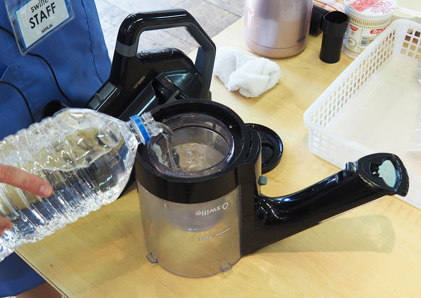 ↑前準備はスイトルに水を500ml入れるだけ。満水にすると、約3分使用することができます。汚れた場所のスポットクリーニングに最適です