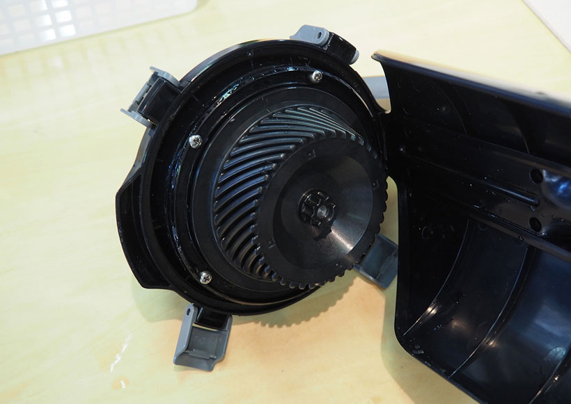↑汚水タンク上部にある「逆噴射ターボファンユニット」。この内部にあるファンが回転することで「風のカーテン」を作り、水が掃除機に逆流することを防ぎます