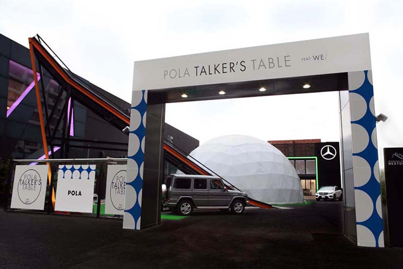 ↑東京・六本木にある「Mercedes-Benz Connection NEXTDOOR」内に開設された「POLA TALKER’S TABLE FEAT.WE/」。奥に“癒しの空間”直径13.5mのドームが見える