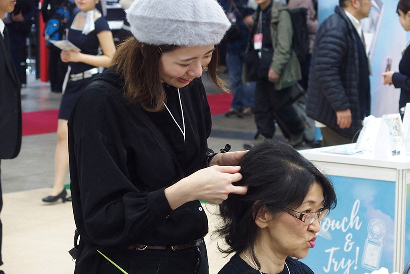 ↑より美しく自撮りをするために、プロのスタイリストさんにヘアを整えて貰えました