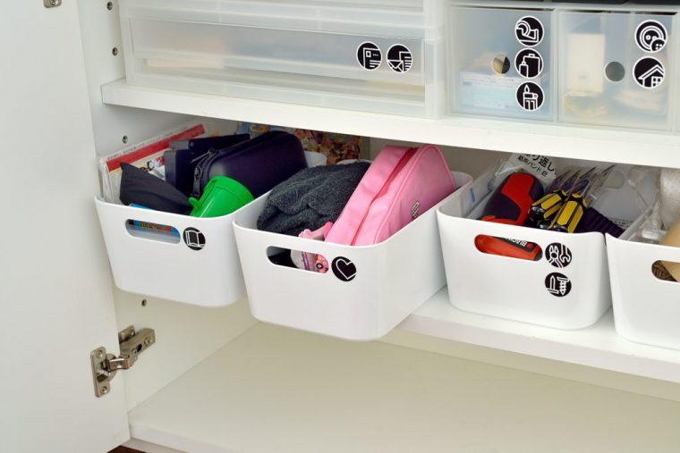 下の段向かって左2つは子どもたち個人専用のボックス。リビングに置いていいのはこのボックスに収まる量までというのが宇高家のルール