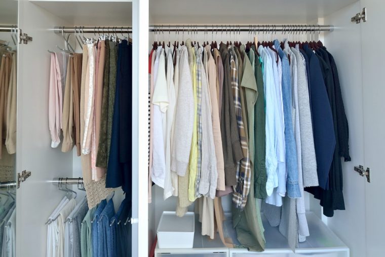 感覚で服を素早くコーディネートもできるように、宇高さんは大まかな色別でクローゼットを整理している。洋服の数を必要なものだけにして、1年を通して衣替えをしないのも片付け、整理の手間を省くポイント。収まらなくなったら手放すことを検討している