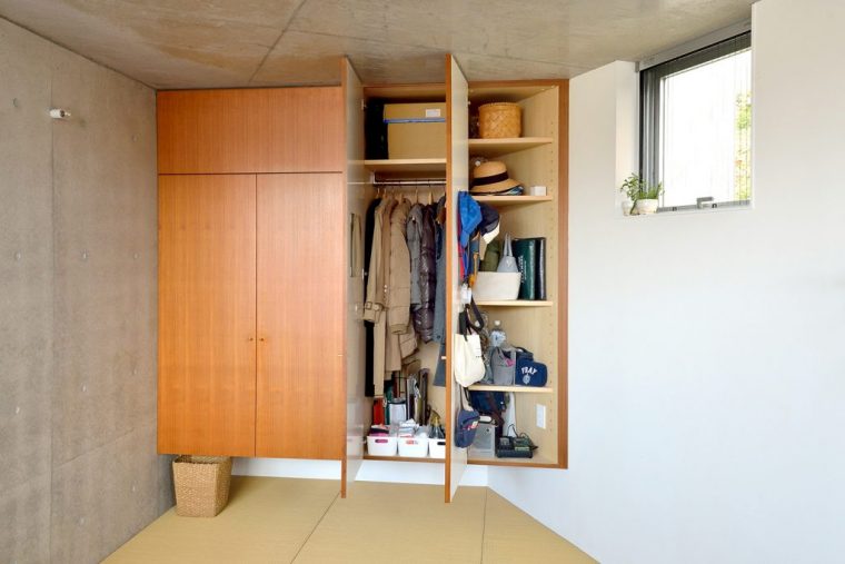 動線に合わせて収納場所を決めているのが宇高家の片付けの大原則。外出時に使うコートやバッグは玄関から一番近いクローゼットに収納