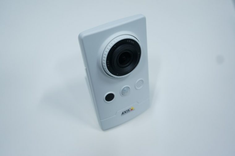 ↑AXIS製のカメラ。Wi-Fi対応モデルで税抜き4万7800円