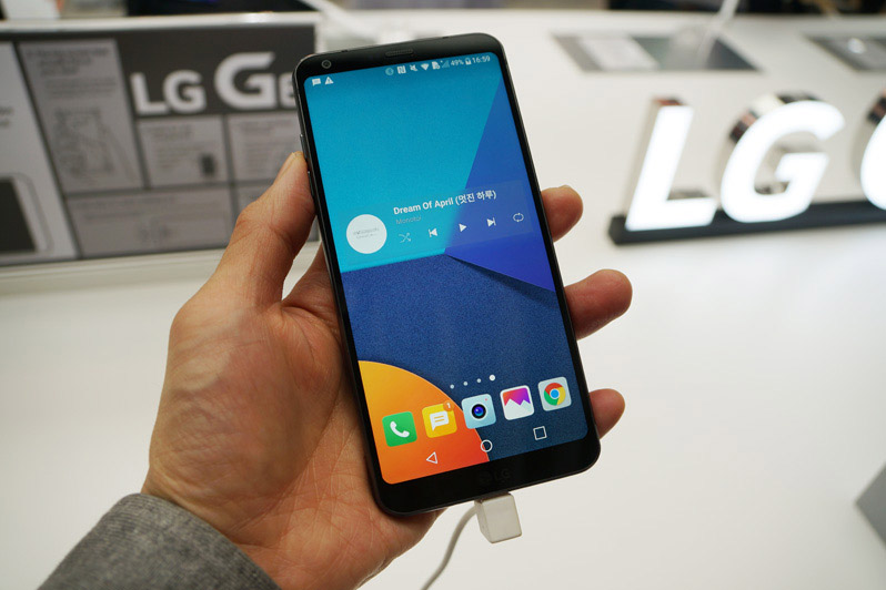↑LGが発表したフラグシップスマホ「LG G6」。Dolby VisionとHDR10、ふたつの方式によるHDR映像の再生に対応したことが大きな特徴