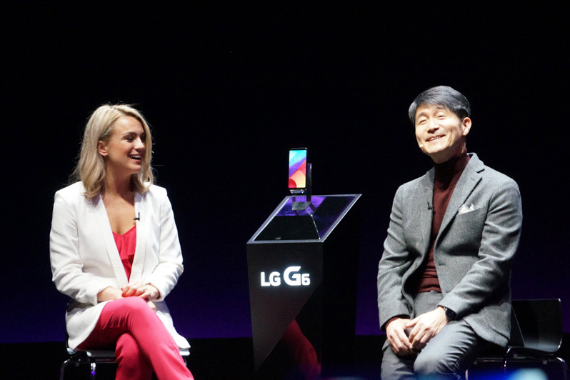 ↑MWCの本開催前にLGエレクトロニクスは発表会を開催。LG G6をお披露目した