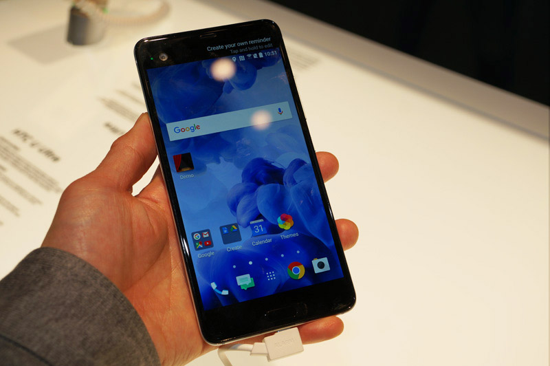 ↑HTCの“イヤホン端子なし”のスマホ「HTC U Play」