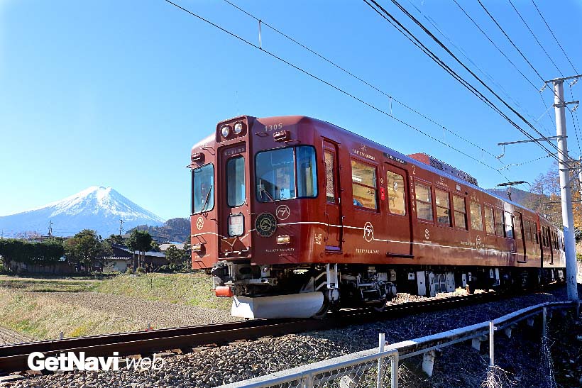 ↑元京王5000系を改造した「富士登山電車」。さび朱色の車体が目立つ。富士山が良く見える区間では減速して走る