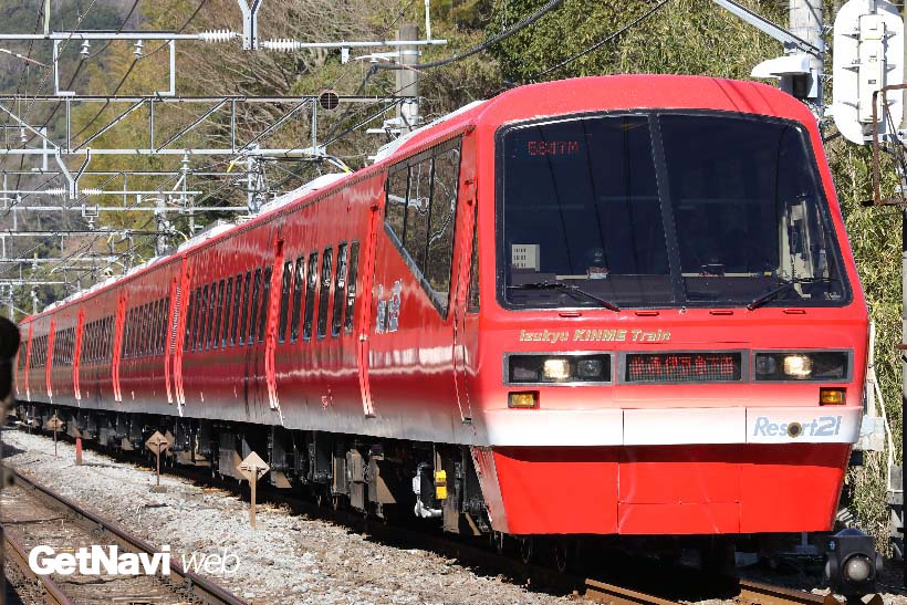 ↑「Izukyu KINME Train」は、東伊豆の港で水揚げされる名物「キンメダイ」にちなみ赤く塗られた