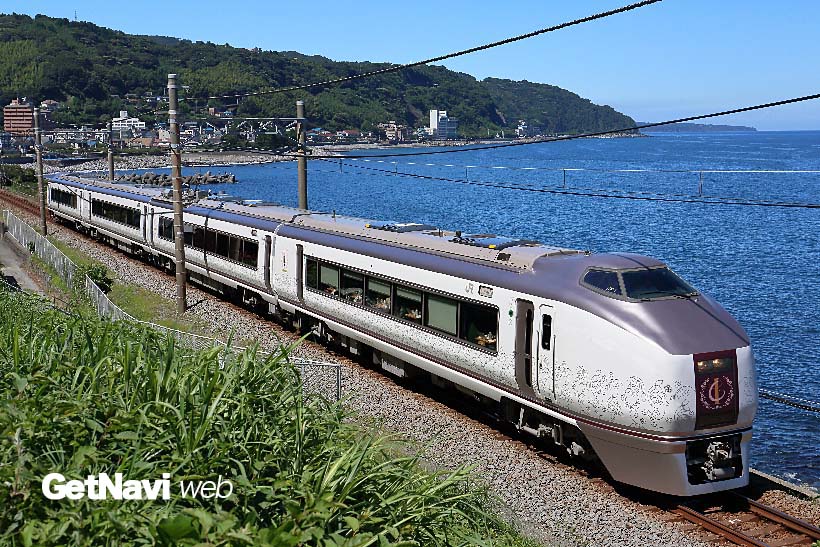 ↑JR東日本651系を改造して生まれた「伊豆クレイル」。伊豆急行の片瀬白田駅付近では速度を落として走る