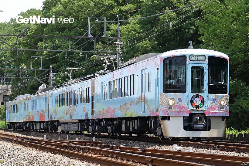 西武鉄道の観光列車「52席の至福」。淡い水色の車体には、四季折々の沿線を代表する景色が描かれる