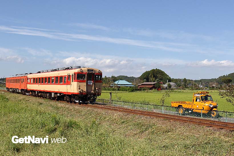 ↑いすみ鉄道のキハ28形とキハ52形。ちょうど年代物のオート三輪が並走する風景と出会った