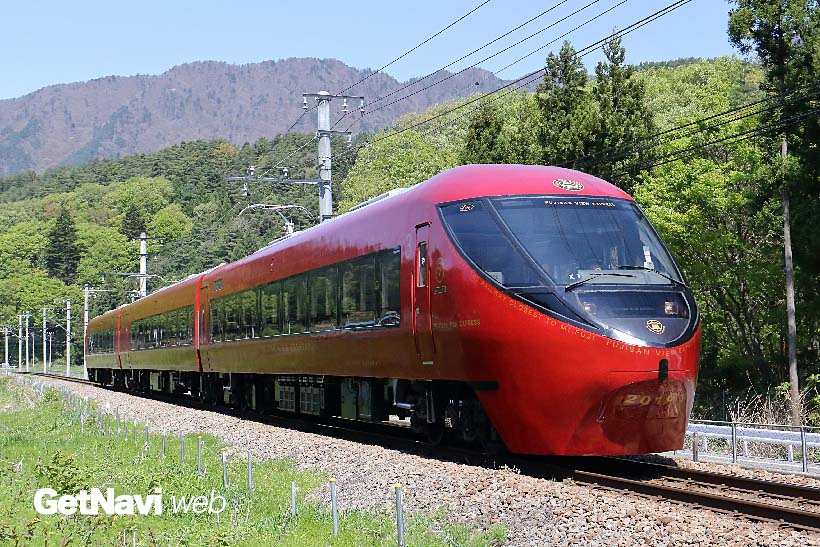 ↑2016年から走り始めた8500系「富士山ビュー特急」。車内でスイーツを楽しむこともできる