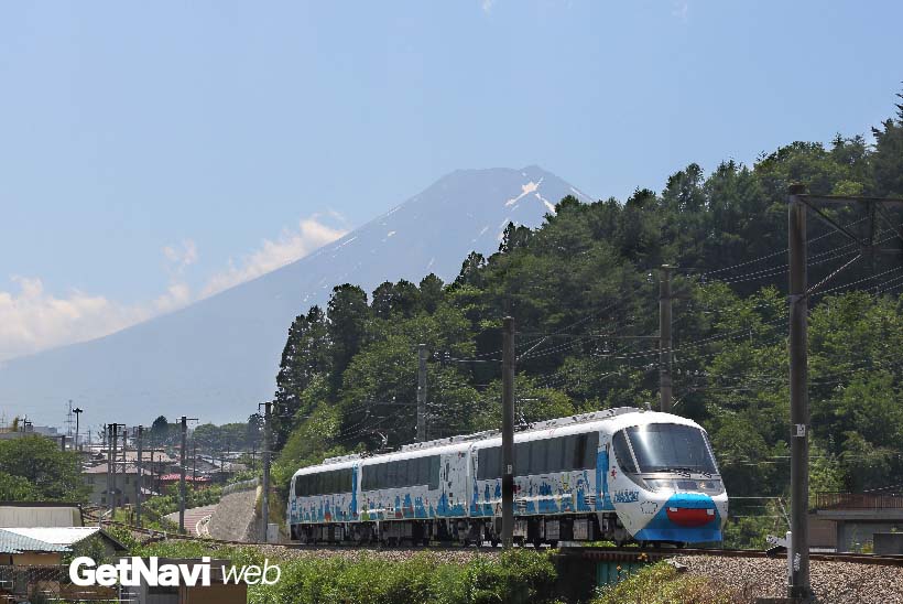 ↑富士山を背景に走る8000系「フジサン特急」。車体にはキャラクター「フジサン」のイラストが描かれる